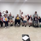 Foto grupal de alumnos de enfermería de la UAL junto a personas mayores participantes del programa CUIDAFRAIL.