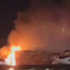 Imagen del camión envuelto en llamas en la A7 a su paso por El Ejido.