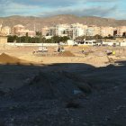 Se puede ver a los trabajadores de la empresa Nila realizando la colocación de infraestructuras y comenzando la labor de urbanización en algunas zonas
