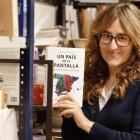 Raquel Piñeiro  con su libro  ‘Un país en la pantalla’ (GeoPlaneta).