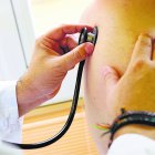 Un médico osculta a un paciente en un centro de salud