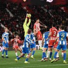 Darwin pisa el área rival con intención pero le falta gol.