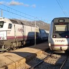 El Intercity Almería-Madrid cruzándose con el Media Distancia de Granada en la estación de Abla-Abrucena.