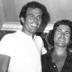 Julio Iglesias con Pepe Bermúdez, dueño de Play Boy, en una de las noches que pasó por la discoteca del piso bajo del Gran Hotel.