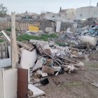 Suciedad acumulada en un solar de Los Almendros que se ha limpiado