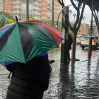 Viernes de paraguas en Almería capital. Las precipitaciones han sido débiles también en el resto de la provincia.