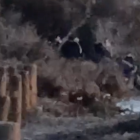 Imagen tomada por el policía local, con personas en El Perdigal antes de ser detenidas.