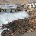 Algunos viandantes se acercaban al Cable Francés para ver el oleaje en la capital almeriense.