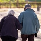 Un matrimonio de personas mayores, paseando.

EDUARDO PARRA / EUROPA PRESS
26/12/2024