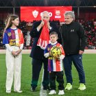 Guillermo Blanes besa la camiseta que ama con todas sus fuerzas.
