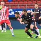 Una de las jugadas del partido en el campo de Ipurúa.