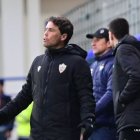 Rubi en la banda de Ipurúa dando instrucciones en el partido Eibar-Almería.