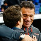 Rubi y Luis García Plaza se abrazan antes de uno de sus duelos.