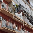 Los Bomberos de Almería trabajan en la ventana desde la que se han desprendido los cristales.