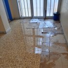 Agua en una de las entradas al CEIP Llanos de Marín