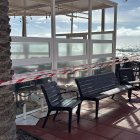 Precinto de la Policía Local junto a la terraza de un restaurante del Paseo Marítimo por la presencia de palmeras.