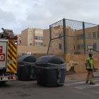Bomberos junto al vallado que ha cedido en calle Nicaragua.