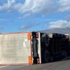 Un camión vuelca enViator.