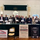 Foto de familia tras el acto de la Mesa del Tren.