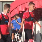 Pedro Emanuel en el banquillo de fondo y Balliu y Maras en primer plano.