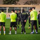 Rubi se dirige a unos futbolistas que sueñan con el ascenso.