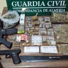 Droga y objetos incautados por la Guardia Civil.