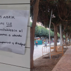Cartel colgado por una farmacia del Paseo de Almería que no ha podido prestar servicio hoy.