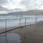 Las olas en la Playa de El Palmeral. El agua llegó hasta el muro del Paseo Marítimo.