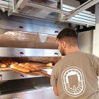Un panadero de Almería metiendo barras en el horno.