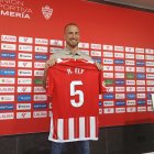 El central brasileño, como un niño con zapatos en el Almería.