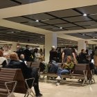 La expedición almeriense a Fruit Logística, pasa horas en la puerta de embarque.