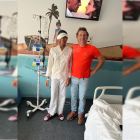 Antonio Huete, jefe de Neurocirujía en Torrecárdenas, junto a su paciente.