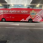 El autobús del Almería en la puerta del hotel del equipo en Cádiz.