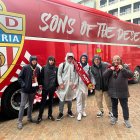 Aficionados del Almería al lado del autobús de la UDA en Cádiz.