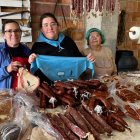 La asociación también ha puesto un expositor con embutidos para llevar.
