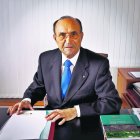 Pero si las comunicaciones son un aliado fundamental en el desarrollo de la industria agroalimentaria, ni aquellas hubiera sido necesaria ni esta posible si no hubiera existido la figura de un tipo de La Cañada que supo ver la riqueza donde solo había miseria y desolación; un tipo que miró el alma de los agricultores almeriense a través de sus manos. 
-Pedro- me dijo un día-, cuando un agricultor viene a pedir un crédito lo primero que hay que mirar no son los avales que trae, lo que hay que mirarle son los ojos y las manos. Si están llenas de callos es la mejor escritura de que va a cumplir.
Aquel abogado que miraba las manos y a los ojos se llamaba Juan del Aguila, el almeriense que más ha hecho por la provincia y sin cuya visión económica y financiera la agricultura almeriense apenas hubiera superado los límites de la subsistencia. Su adiós a la vida le llegó la madrugada del 1 de diciembre de 2018 pero su creación- antes Caja Rural, ahora Cajamar- no solo le sobrevive- y esa es su mayor grandeza-, sino que las bases sobre las que construyó su obra son hoy un ejemplo de eficacia social por su contribución al desarrollo en todo el país, eficiencia en la gestión y proyección de la tierra en la que nació al complejo mundo financiero. Don Juan del Aguila, este sí ilustrísimo señor, y todos los que le sustituyeron en el puente de mando han situado Cajamar en el top ten del ranking financiero español. Al contrario que en otras entidades financieras, ni quienes la han dirigido ni quienes la dirigen cayeron nunca en la tentación de dejarse influir por la política. En la otra acera también hay que destacar que los políticos nunca tuvieron la aspiración de hacerlo. Y eso es algo que Almería debe cuidar con el mimo con que se cuidan las mejores realidades.