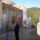 El Maestro Segura con su hijo Alfonso en la calle que lleva su nombre.