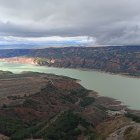 El embalse del Negratín tiene un color más turbio al estar recibiendo constantemente agua, sobre todo de El Portillo y La Bolera.