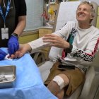 Jesús Calleja es atendido tras su caída.