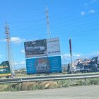 Vallas publicitarias volcadas por el fuerte viento.