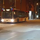 Un autobús del transporte público urbano de la capital pasando a baja velocidad sobre la acumulación de arena.