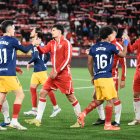 Saludo de los futbolistas en la previa del Almería-Andorra.