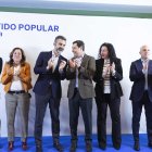 Desde la izquierda, Francisco Bellido, Carmen Castillo, Ramón Fernández-Pacheco, Juanma Moreno, María de Mar Vázquez, José Antonio García Alcaina y Antonio Sanz.