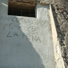 Narcoturismo, la pintada que ha aparecido en el Castillo del Playazo de Rodalquilar.