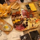 Tablas de ibéricos, quesos y paté en La Bruta de Aguadulce.