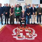 Foto de familia de Juan Rigaud con la corporación municipal del Ayuntamiento de Almería tras recibir el Escudo de Oro de la ciudad.