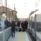 Viajeros en la estación de Huércal de Almería, desde donde parte el tren con destino a Madrid.