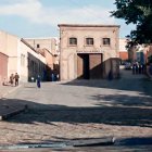 El edificio donde estuvo el cine Katiuska, cuando en los años 60 servía de almacén y de taller de apoyo para la fábrica de Oliveros.