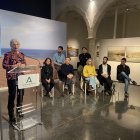 La consejera de Deporte y Cultura, Patricia del Pozo, junto a algunos de los fotógrafos participantes en Misión Andaluza.