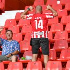 Un aficionado muestra la camiseta del Almería con el nombre de Papá.